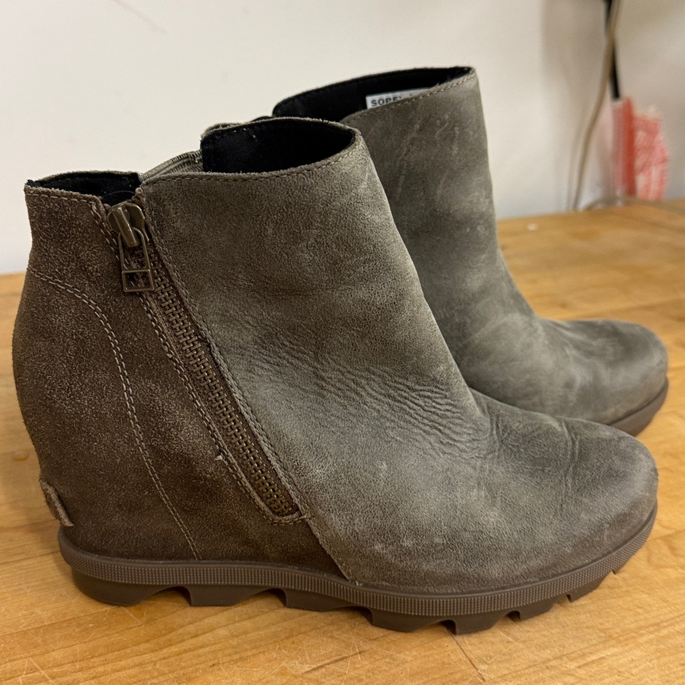 Sorel wedge boots Women's 8